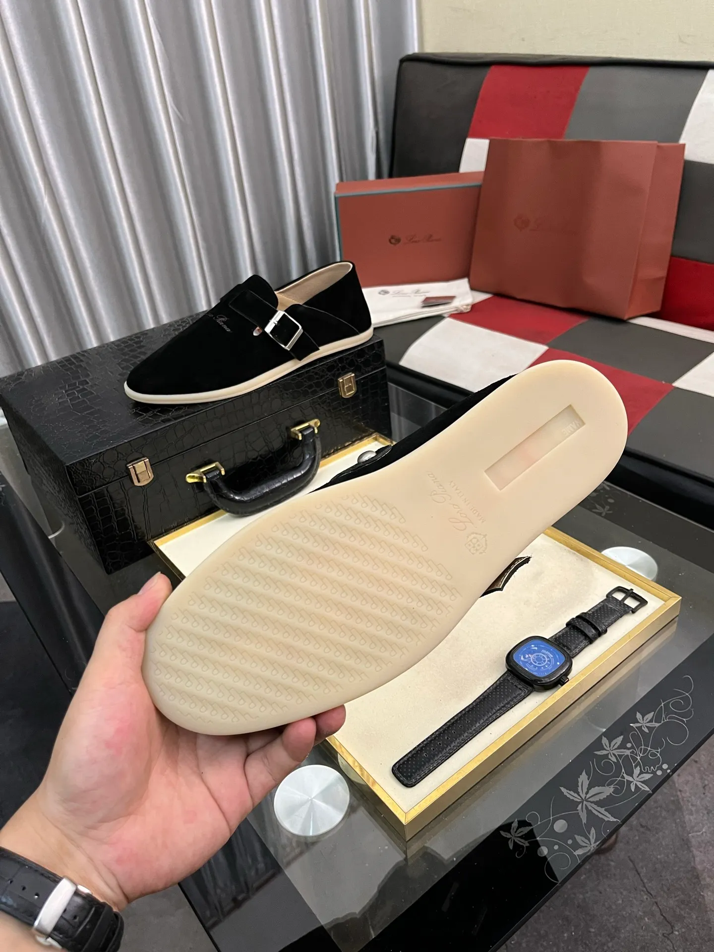 Men's men's shoes 💰458⌚️⌚️ Loro Piana's classic hot model lp top version of Pili casual shoes. It turns out that these are the casual shoes that are said to be able to walk 20,000 steps without getting tired. This pair has both good looks and feel. You will be completely lost as soon as you put it on. The minimalist design is eye-catching and durable, and it is a bonus for dressing. The soft feeling on the feet has outstanding texture, and it is very nice without abrasion on the feet. The soft and waxy soles make it easy to wear for daily use for a long time. Who can resist a pair of versatile and good-looking loafers? Don't be too elegant at all, the feel and texture of the feet are good, the key is to make the legs look longer and not tire the feet, the main thing is that it is just right!        Material: Original cowhide Lining: Original sheepskin Outsole: Original sole Size: 38-44